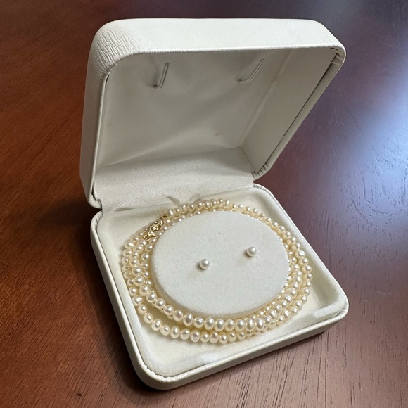 Pearl Necklace, Bracelet & Earrings Set - Picture 9 of 11